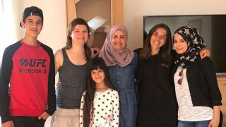 Virginie Plaut entourée de la famille Mansour (irakiens arrivés en Allemagne en 2015) et Anna, la traductrice