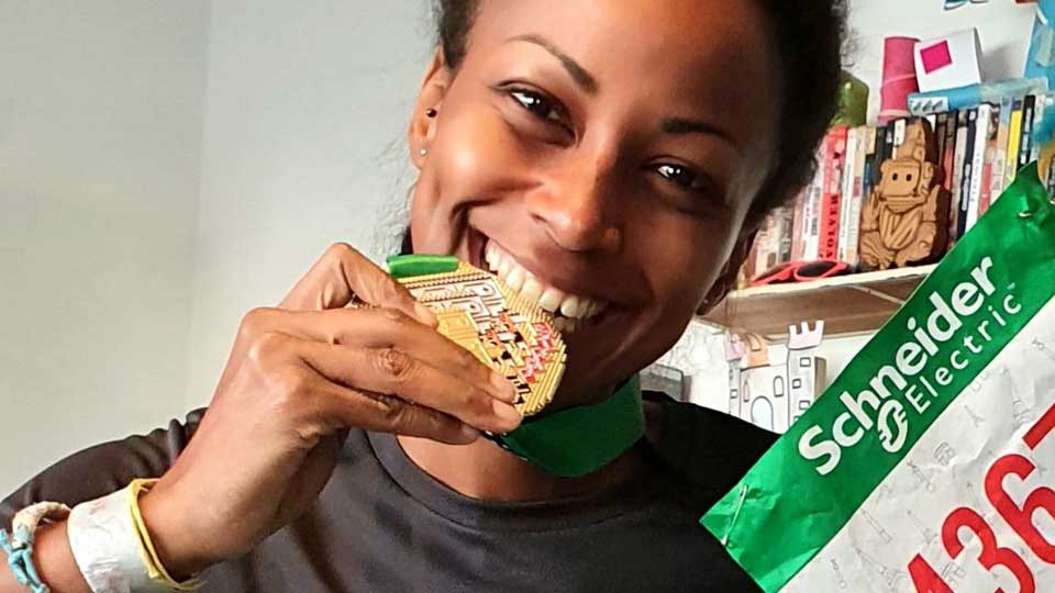 Fanny Wegscheider croque sa médaille du marathon de Paris 2021 - telesphere.fr