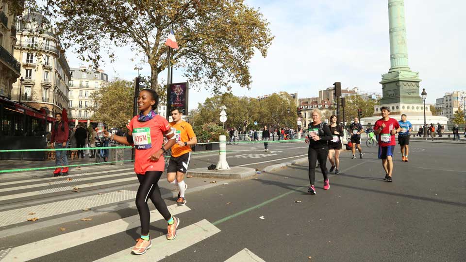 Fanny Wegscheider en pleine course lors du marathon de Paris 2021 - telesphere.fr