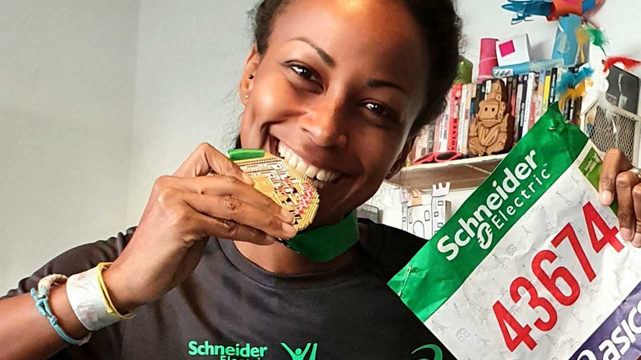 Fanny Wegscheider croque sa médaille du marathon de Paris 2021 - telesphere.fr